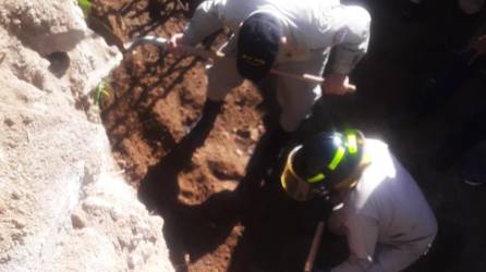 Bomberos rescataron su cuerpo, pero ya no tenía signos vitales.