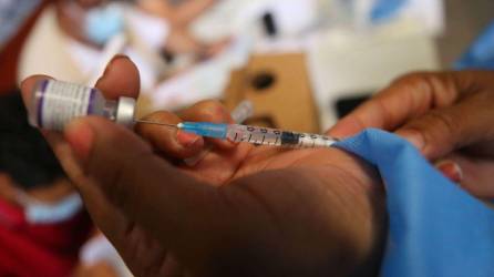 En marzo, Honduras recibió 299,520 dosis de la <b>vacuna bivalente contra la covid-19</b>, según la Secretaría de Salud
