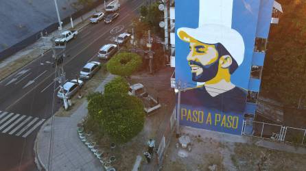 Fotografía aérea de un mural alusivo al presidente Nayib Bukele en un edificio multifamiliar, hoy en San Salvador (El Salvador).