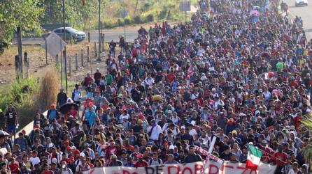 Centenares de migrantes partieron este domingo en caravana desde el extremo sur de México, protestando contra la “cerrazón” de las autoridades migratorias locales de brindarles permisos de tránsito para avanzar hacia Estados Unidos, según presenció un periodista de la AFP.