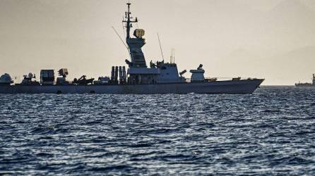 Un barco misilístico de la marina israelí patrulla en el Mar Rojo frente a la costa de la ciudad portuaria de Eliat.