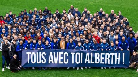 Jugadores, cuerpo técnico, staff y empleados del equipo masculino y femenino del Girondins, se hicieron presentes a la sede del club y con una pancarta mandaron un mensaje a Alberth Elis.