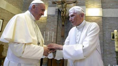 Los papas Francisco y Benedicto XVI en un estrechón de manos. Foto de archivo.