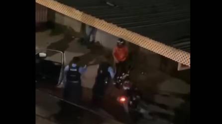 VIDEO: Policías dan brutal golpiza a motociclista en Roatán