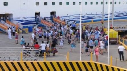 El crucero de lujo fue recibido con júbilo por las autoridades de Roatán. Fotos: cortesía.