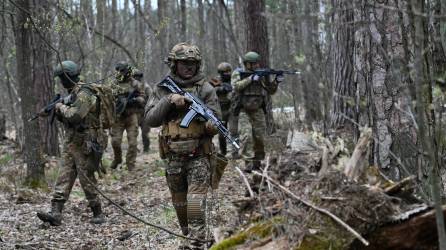 El presidente de Ucrania, Volodímir Zelenski, no renuncia a Bajmut, donde sus tropas resisten a duras penas los embates de los mercenarios rusos de Wagner, batalla de la que depende tanto el inicio como el éxito de la contraofensiva ucraniana.