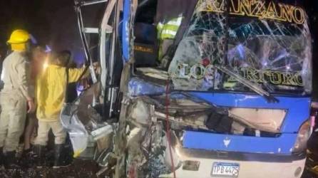 Bomberos rescatan a personas accidentadas en la carretera CA-5.