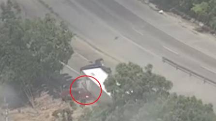 El video de una rastra perdió el control y arrolló dos carros en Choloma, Cortés.