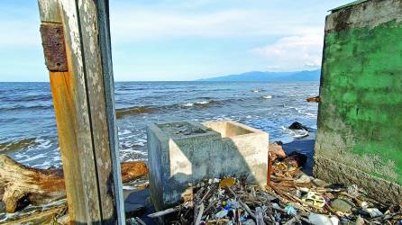 Ver lo que el mar le ha hecho a las comunidades costeras de Cuyamel es dramático. Donde en un tiempo, una familia lavaba su rompa ahora golpea el mar. Cada año, el problema se agudiza.