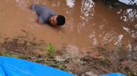 Un poblador intenta tapar la filtración del río Ulúa en Monterrey.