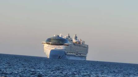 El Icon of the Seas durante uno de sus viajes llegando a Roatán.