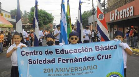 Un centro educativo desfila en la tercera avenida de San Pedro Sula.