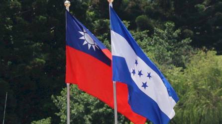 Banderas de Honduras y Taiwán.