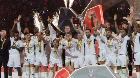 Los jugadores del Real Madrid celebrando con el trofeo de la Supercopa de España.