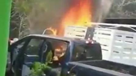 VIDEO: Sicarios incendian varios vehículos