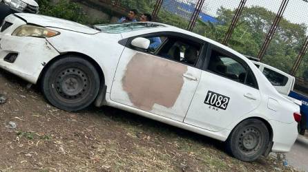 Taxi que era conducido por Claudio López, víctima de un crimen en San Pedro Sula.