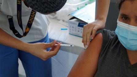 Médicos sugieren utilizar mascarilla en lugares cerrados.