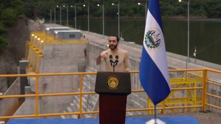 El presidente salvadoreño Nayib Bukele inauguró este jueves una nueva represa hidroeléctrica, para solventar la crisis energética en el país.