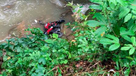 Hallazgo. La moto de las víctimas quedó en el río Juana Leandra.