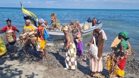 Miembros de la etnia garífuna recrearon este miércoles la llegada a costas hondureñas hace 226 años provenientes de la isla de San Vicente, en el mes de la herencia africana.