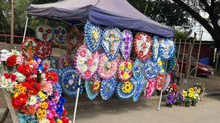 Cementerio La Puerta. Comerciantes instalaron sus cargar para vender arreglos florales especiales para difuntos.