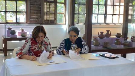 Dora Morales y la ministra Anarella Vélez durante la firma del convenio. Foto: LA PRENSA