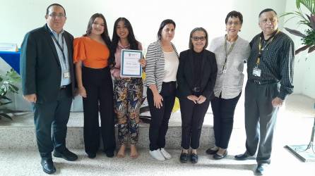 Luis Cruz, la doctora Mirta Ruano, la científica Mary Lorena Vallecillo, Patricia Murillo y René Gavarrete, entregan reconocimiento a dos estudiantes de Periodismo, ganadoras del primer lugar en la categoría Poster.