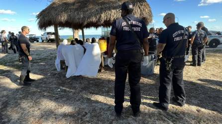 Los bomberos de Miami atendieron a los migrantes que llegaron en un velero a la bahía.