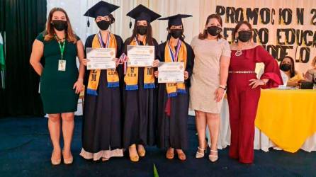 Alumnas de un instituto de Juticalpa beneficiadas con el programa.