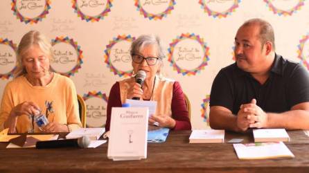 La escritora e investigadora Janet Gold, la homenajeada Blanca Guifarro y el director del Festival de Los Confines Salvador Madrid.