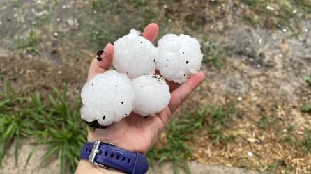 La fuerte tormenta de granizo descargó piedras de hielo de hasta 11 centímetros de diámetro, según medios locales.