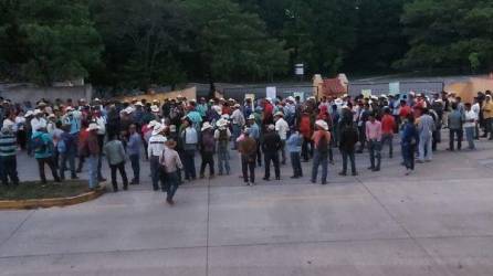 Los turistas que llegaron hoy al Parque Arqueológico no pudieron ingresar debido a la manifestación.