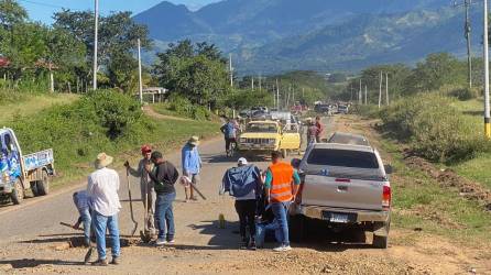Ciudadanos del municipio de Yoro reparan carretera que conecta la “Ciudad de la Lluvia de Peces con San Pedro Sula.