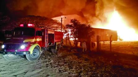 En el combate a la conflagración participaron 40 bomberos de estaciones de cinco ciudades.