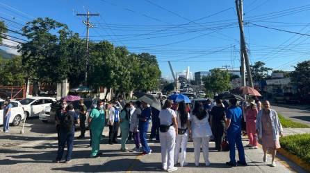 Un grupo de médicos del Hospital Mario Catarino Rivas protestan este lunes en San Pedro Sula, debido a la falta de pago por parte de las autoridades.