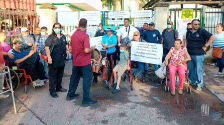 <b><span class=mln_uppercase_mln>lucha.</span></b> Pacientes renales protestan frente al hospital del IHSS.