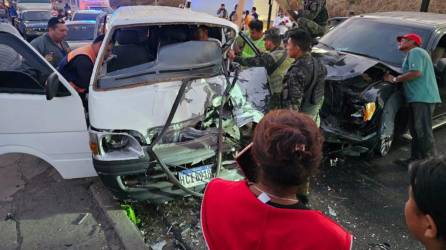 Microbús blanco y pick-up negra, vehículos que participaron en el accidente en Tegucigalpa.