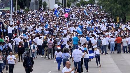 Nutrida manifestación del Bloque de Oposición Ciudadana este sábado 11 de noviembre en Tegucigalpa, Honduras.