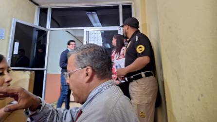 El ahora director de la Dinaf, Vicente Fernández, recibió a los agentes de la Atic durante la intervención.
