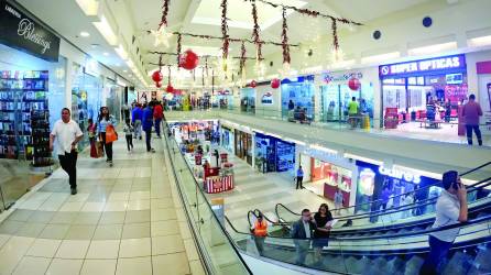Los centros comerciales Multiplaza, City Mall, Altara y Megaplaza Palenque han registrado un aumento en el tráfico de clientes que hacen sus compras por Navidad y fin de año. Fotos: Héctor Edú