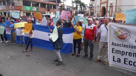 Los locatarios marcharon desde Plaza las Banderas hasta protestar frente a la comuna.