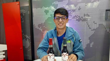 Eduardo Cálix con sus vinos.
