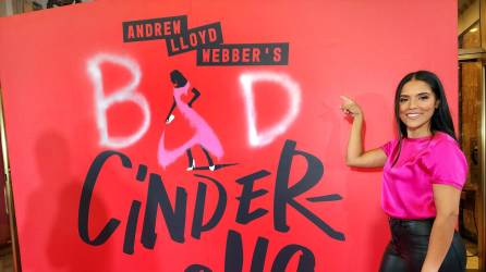 La actriz dominicana Linedy Genao posa hoy junto al cartel publicitario del musical Bad Cinderella en el Teatro Imperial en Nueva York (EE.UU).