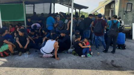 Viajar hacinados dentro de tráileres es una de las formas más peligrosas que usan los migrantes para cruzar clandestinamente México, rumbo a Estados Unidos.