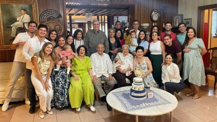 Como un hombre de familia, que amó a Honduras tanto como a sus propios hijos, nietos y bisnietos, será recordado el empresario Napoleón Larach, quien partió a la presencia de Dios la noche del martes a sus 99 años.