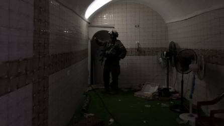 Un soldado israelí en un recinto subterráneo donde, según el Ejército israelí, Hamás retuvo a rehenes.