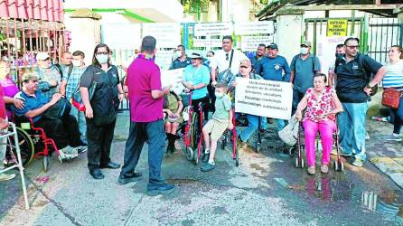 Pacientes renales se tomaron el bulevar del norte a la altura del IHSS este martes.