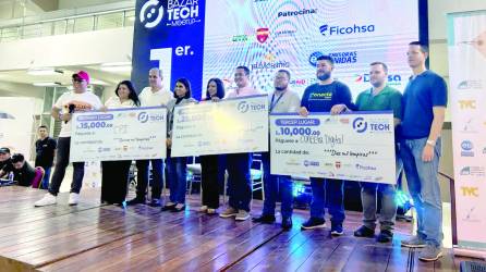 <b>Los ganadores de los tres primeros lugares del Bazar Tech durante la premiación. Foto: CCIC</b>