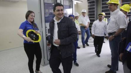 El presidente Juan Orlando Hernández al momento de hacer un recorrido por la nueva subestación eléctrica de la Enee en el valle de Amarateca.