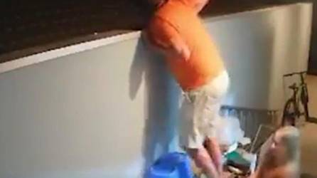 VIDEO: Hombre recibe disparo en la cabeza por subir a muro a chismear